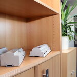 Bild: Büroschrank mit Exponaten